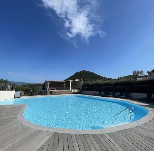 & Piscine Santa Giulia 公寓 *